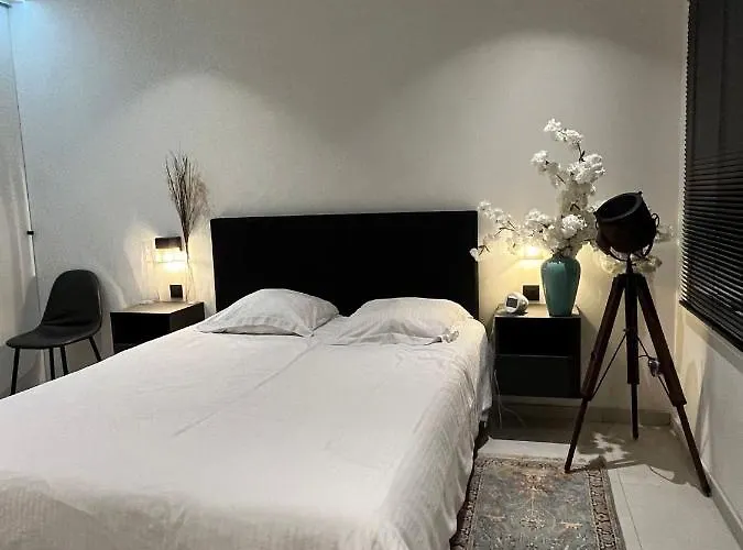 Prive Kamer Met Eigen Douche En Lavabo
