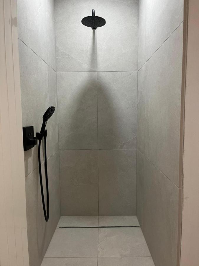 Prive Kamer Met Eigen Douche En Lavabo Alloggio in famiglia